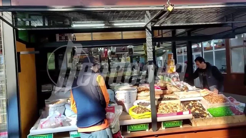 Рынки Херсона забиты продуктами — рыба в среднем стоит 200 руб, свежие овощи и зелень по 50 руб