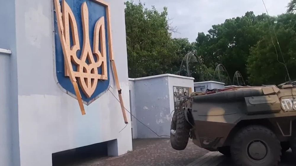 В Херсоне снимают государственную символику Украины