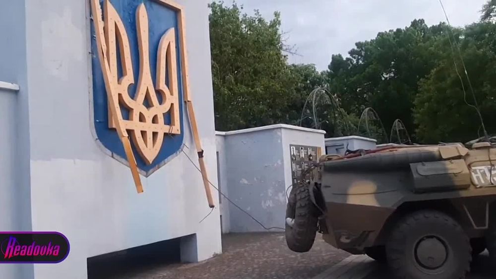 В Херсоне российский БТР оторвал украинский герб на Аллее Героев — туда снова вернулись портреты участников Великой Отечественной войны