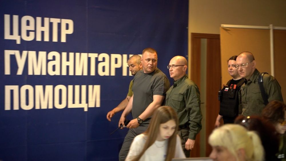 Первый замглавы администрации президента РФ Сергей Кириенко приехал в освобожденный Россией Херсон: высокопоставленный кремлевский чиновник лично посетил центр гуманитарной помощи и пообщался с волонтерами