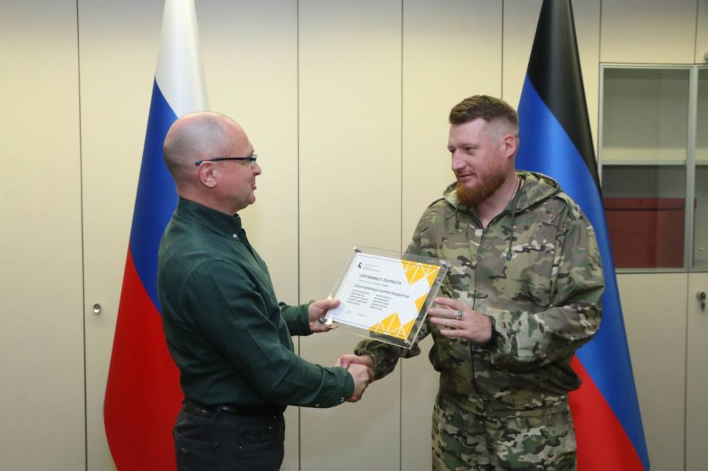 Премию военкорам, которой наших коллег не так давно АП и ИРИ наградили в Москве, вместе с Андрюхой Руденко и Филатовым получили из рук Сергея Кириенко в Донецке лично
