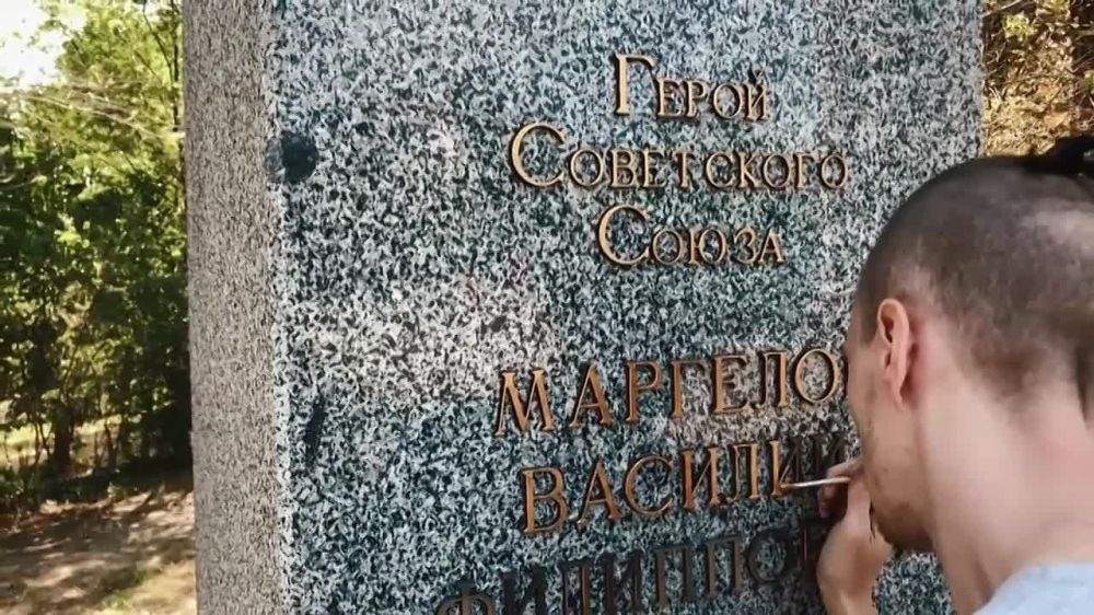 Молодые патриоты Херсона привели в порядок барельеф Героя Советского союза генерала Василия Маргелова, который во время Великой Отечественной войны освобождал Херсон от фашистов