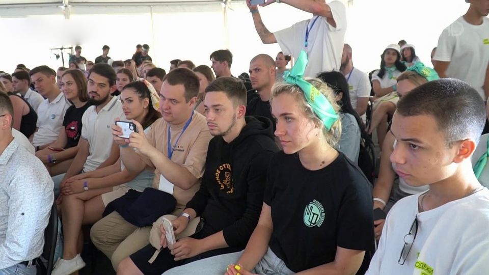 Гуляньями и спортивными состязаниями отмечают в России День молодежи