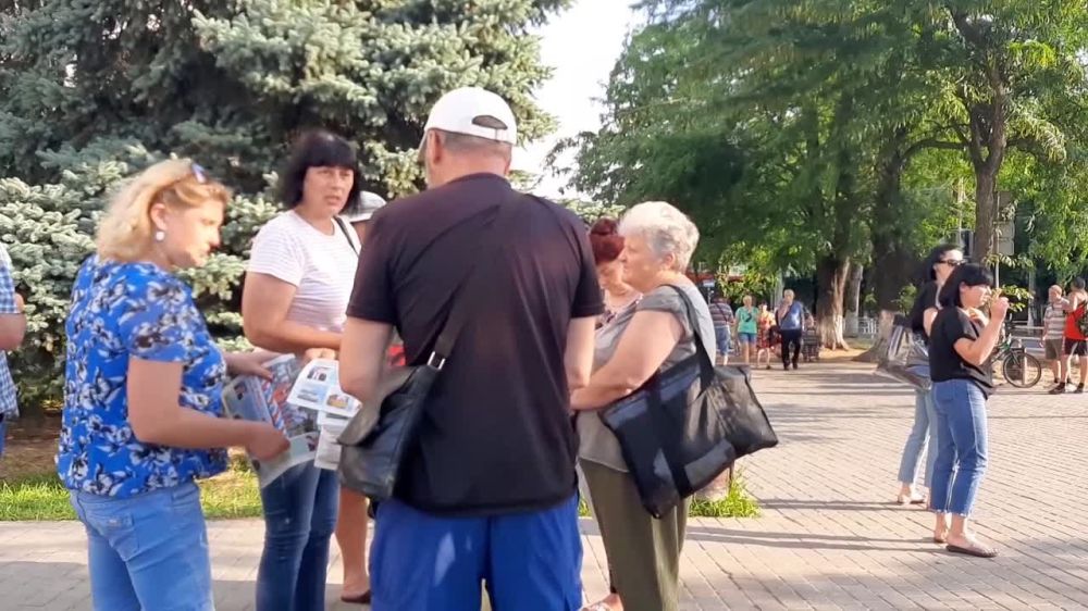 На улицах Херсона раздали первый номер газеты "Надднепрянская правда", напечатанный тиражом 10 000 экземпляров