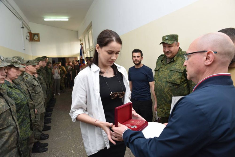 Президент России Владимир Путин своим указом за героизм и мужество наградил полковника Арсения Сергеевича Павлова, позывной «Моторола»