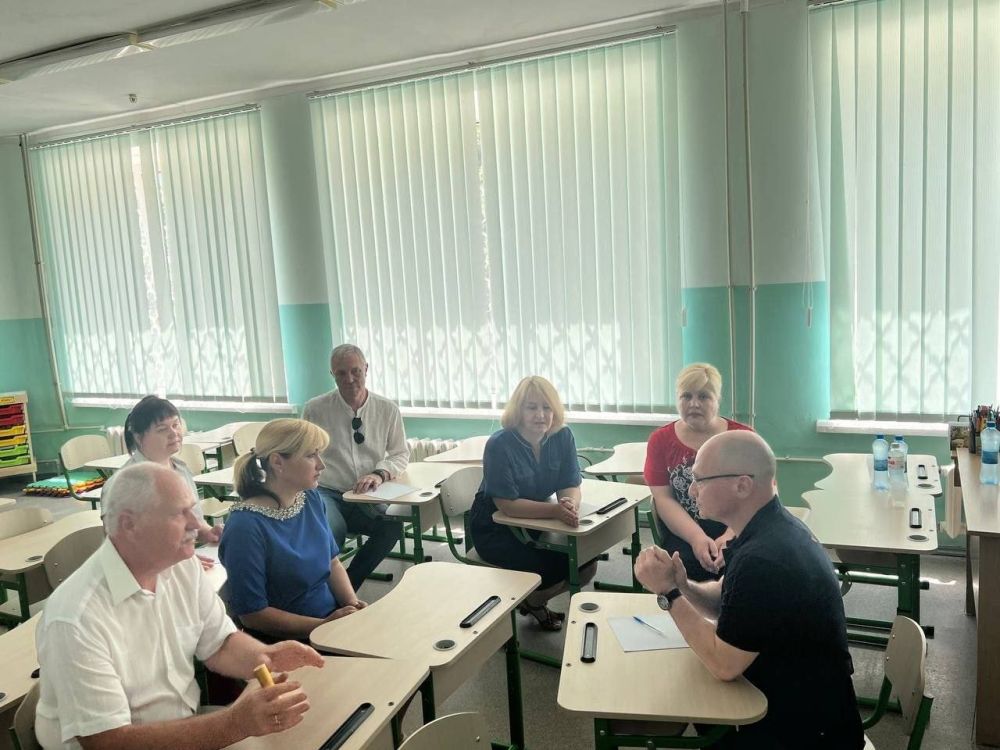 Первый зам руководителя Администрации президента РФ Сергей Кириенко провел совещание в одной из школ Каховки