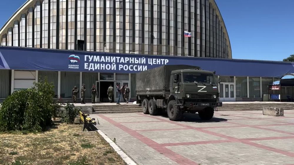 Первая машина с гуманитарным грузом для Новой Каховки отправилась из Херсона, всего жителям города, пострадавшего от...