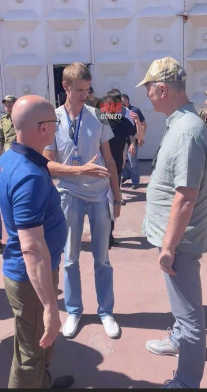 Первый зам руководителя администрации Президента России Сергей Кириенко посетил завод в Новой Каховке, где меньше недели назад взорвался склад селитры после обстрела ВСУ — сразу же после его отъезда Киев вновь попытался обстрелять тот же завод