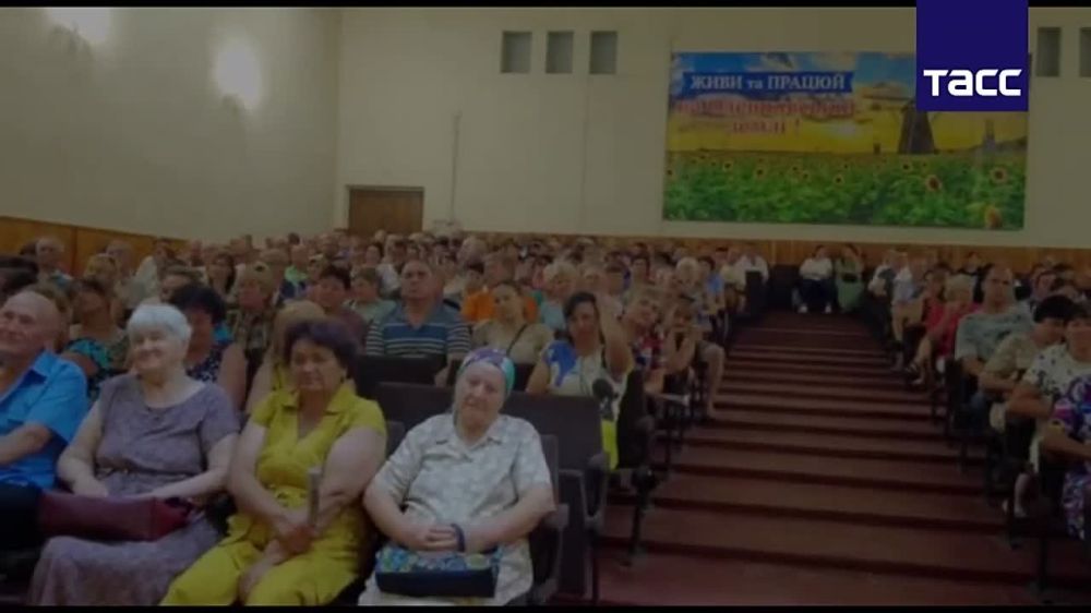 Херсонская область станет достойной частью России, сформировав народное правительство, заявил заместитель главы военно-гражданской администрации области Кирилл Стремоусов во время встречи с жителями крупного освобожденного села Виноградово