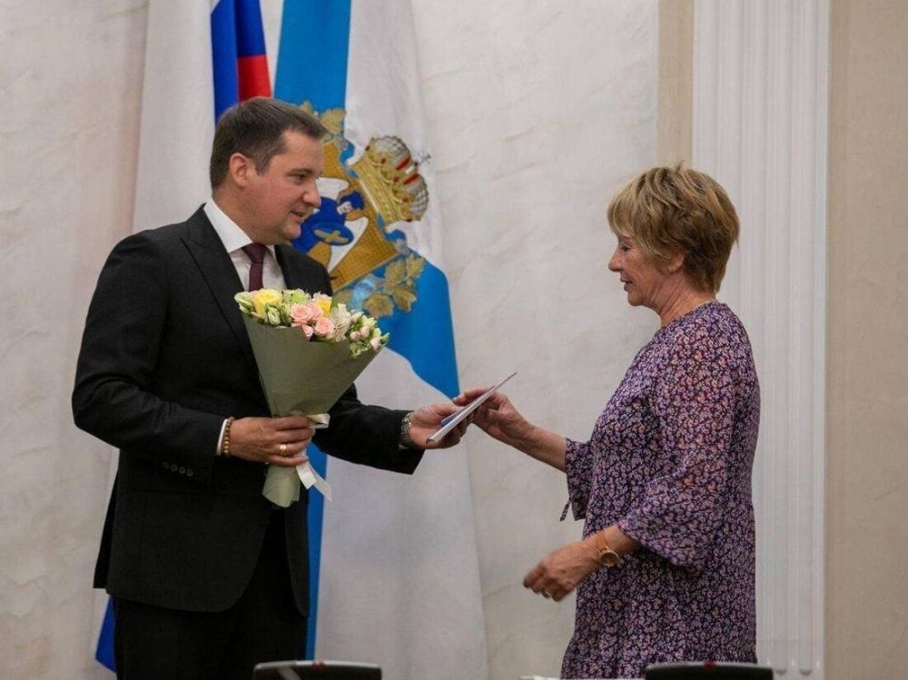 Губернатор Архангельской области Александр Цыбульский 11 августа в торжественной обстановке вручил паспорта граждан РФ 12 лицам, которые приехали в Поморье из Донецка, Херсона, Мариуполя и Рубежного