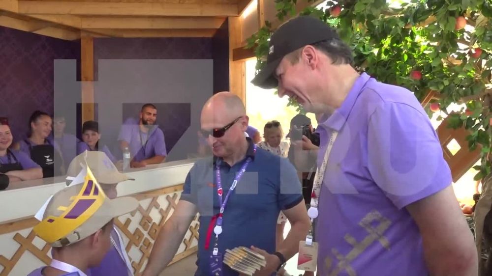 Во время фестиваля "Таврида.АРТ", проходящего в Крыму, первый заместитель руководителя администрации президента РФ Сергей Кириенко встретился с Алешей из Белгородской области