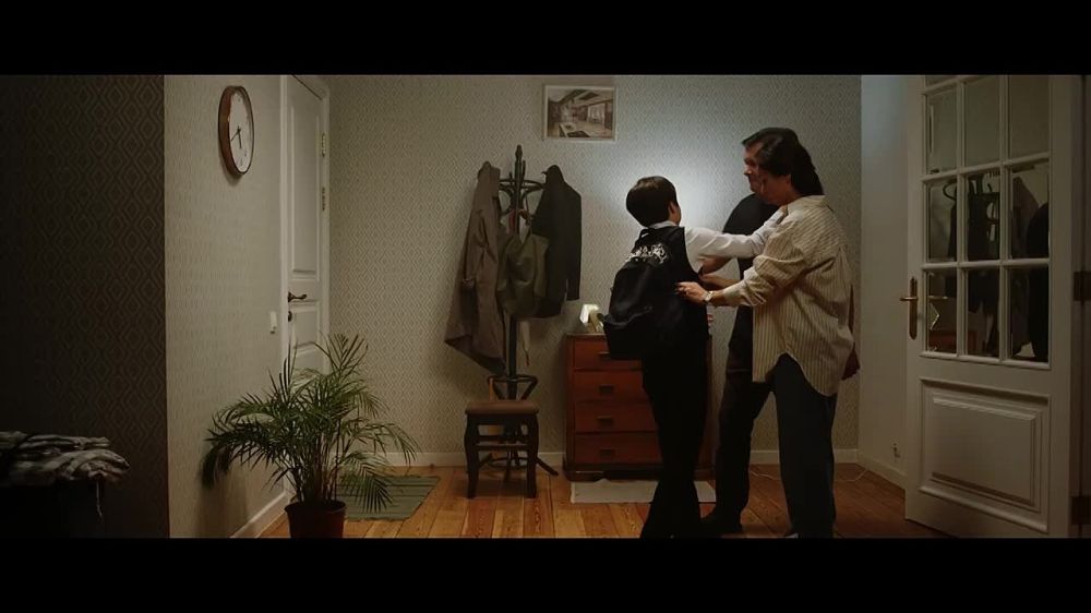 В День знаний 1 сентября российский певец Дима Билан выпустил кавер на «Крылатые качели»: видеоряд составлен из снимков погибших от украинских обстрелов детях Донбасса