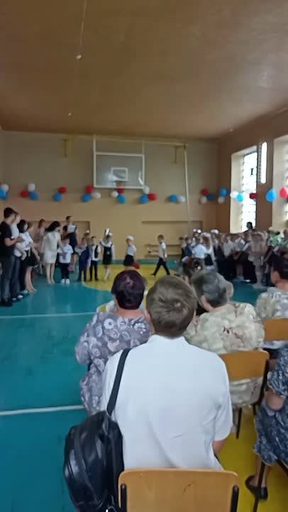 Традиционно торжественно и с цветами: в Коробках отметили День знаний