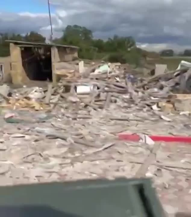 Михаил Ходарёнок: Интересно, если вооруженные люди в форме свободно перемещаются по безлюдному полуразрушенному поселению, считается ли это «участием в освобождении села»?