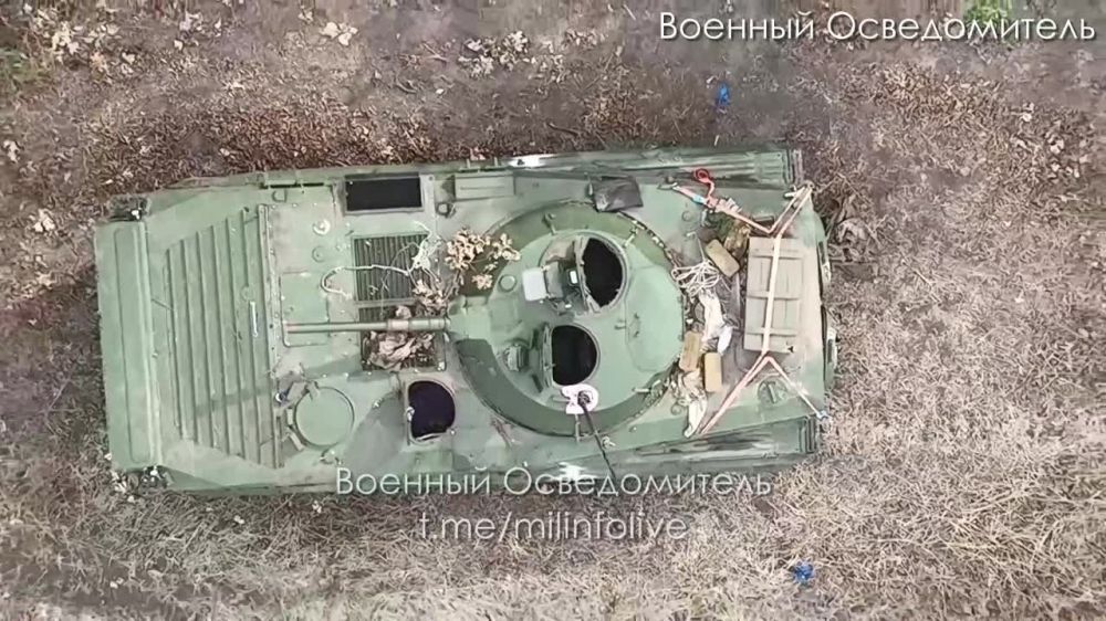 Уничтожение украинской БМП-1 при помощи дрона с нехитрым приспособлением для сброса гранаты Ф-1, Херсонское направление