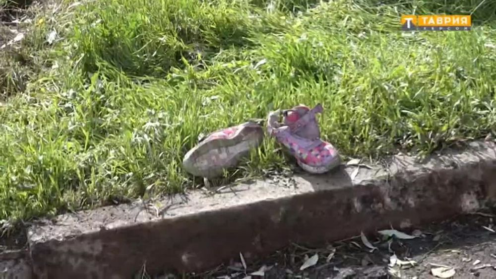 В Херсоне устраняют последствия ракетного обстрела украинскими военными микрорайона Второй Таврический, в котором погибла целая семья – муж с женой и их двое детей 7-ми и 12-ти лет