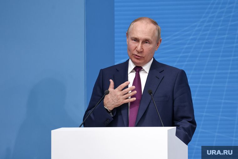 Путин назначил своих представителей при рассмотрении законов о вступлении регионов в РФ