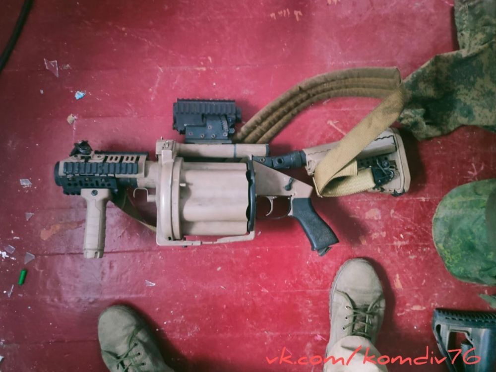 ���������� ���������� �� 76-� ����������� ��������-��������� ������� ��������� � ��� ������������ 40-�� ������������ ���������� M32A1 MSGL � ����������� �������� UAR-10, ���������� �����������