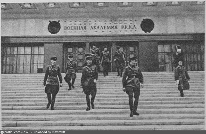 7 ������� 1918 ���� �������� ������������� ����� ��� ���������� ������ ���������� �� ������� � �������� ������� �������� ������������ ����� ����, � ���������� - ������� �������� ����� �.�.������