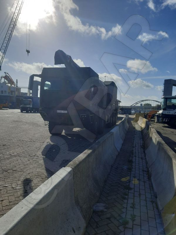 А вот и 155-мм самоходная гаубица Rheinmetall HX3 10x10 в нидерландском порту в Роттердаме после переброски из Великобритании