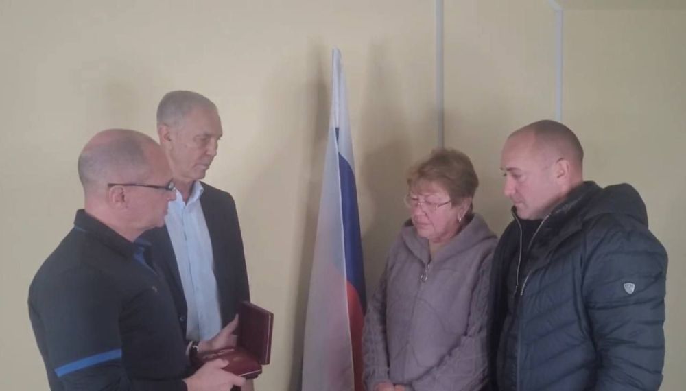 Министра сельского хозяйства Херсонской области наградили Орденом Мужества (посмертно) — награду погибшего Алексея Ковалева вручили матери