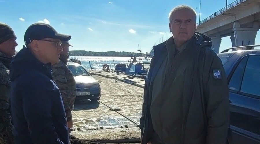 Аксенов пообещал помочь в эвакуации жителей Херсона и запостил фото с автоматом