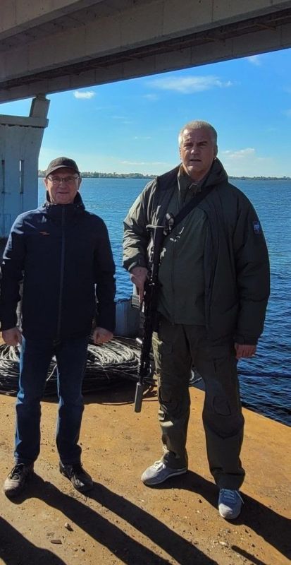 Сергей Кириенко и Сергей Аксёнов с автоматом в руках сегодня в Херсоне