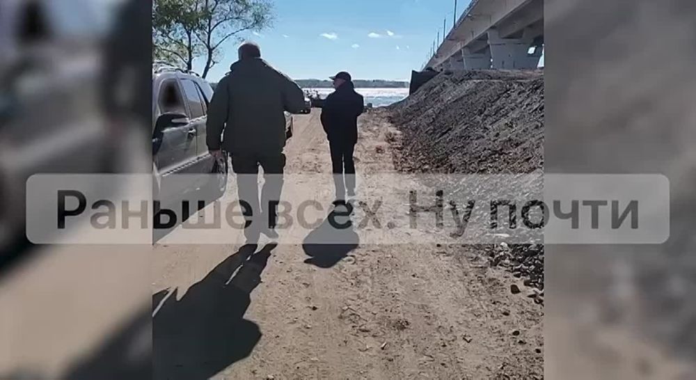 Первый заместитель руководителя Администрации президента РФ Сергей Кириенко и глава Крыма Сергей Аксенов осмотрели Крымский мост