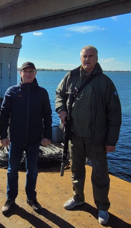 Сергей Кириенко и глава Крыма Сергей Аксенов у Антоновского моста, Херсонская область