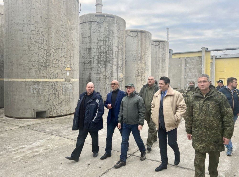 Замглавы администрации президента Кириенко и глава Крыма Аксёнов посетили Херсон. Фото