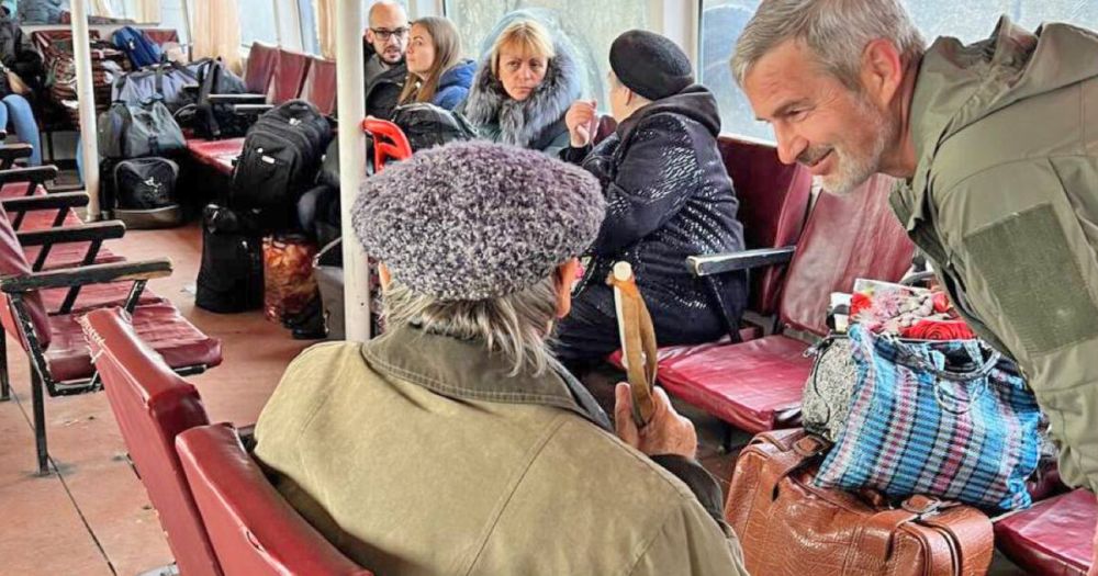 Корреспондент Readovka уговорил пенсионера покинуть опасный район Херсона