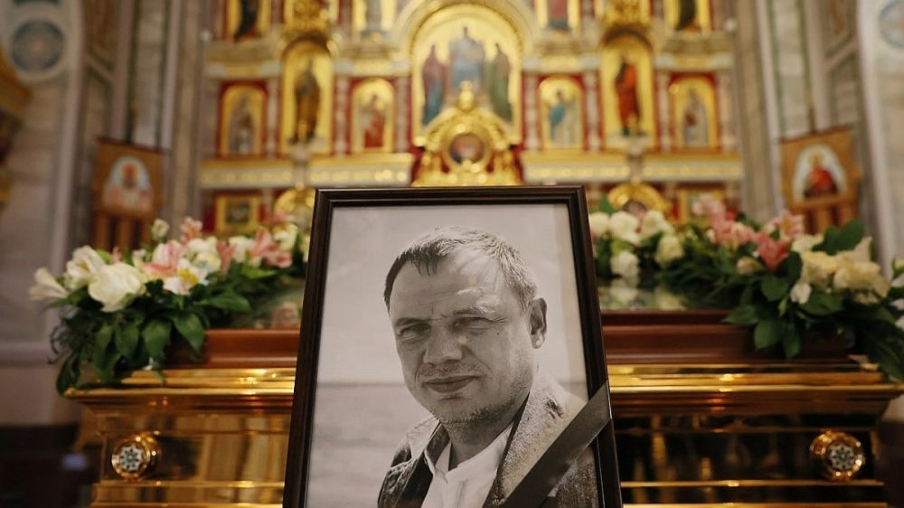 Лицо скрыто накидкой, жена в слезах: как прошла церемония прощания с Кириллом Стремоусовым в Симферополе