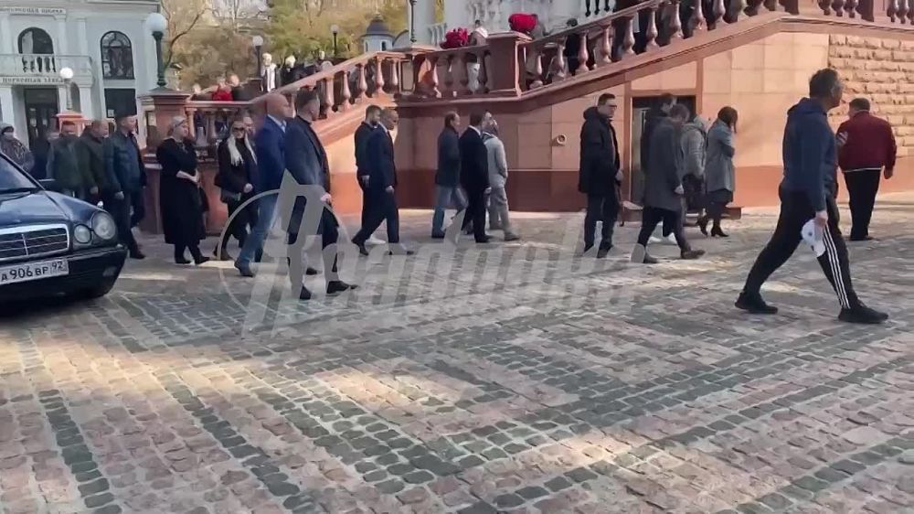 Сергей Кириенко сказал прощальное слово на панихиде — церемония завершилась, тело Кирилла Стремоусова повезли на кладбище