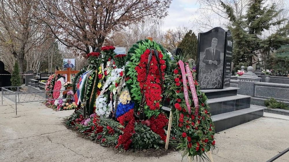Много цветов и венки от администрации президента: как выглядит могила Кирилла Стремоусова в Симферополе
