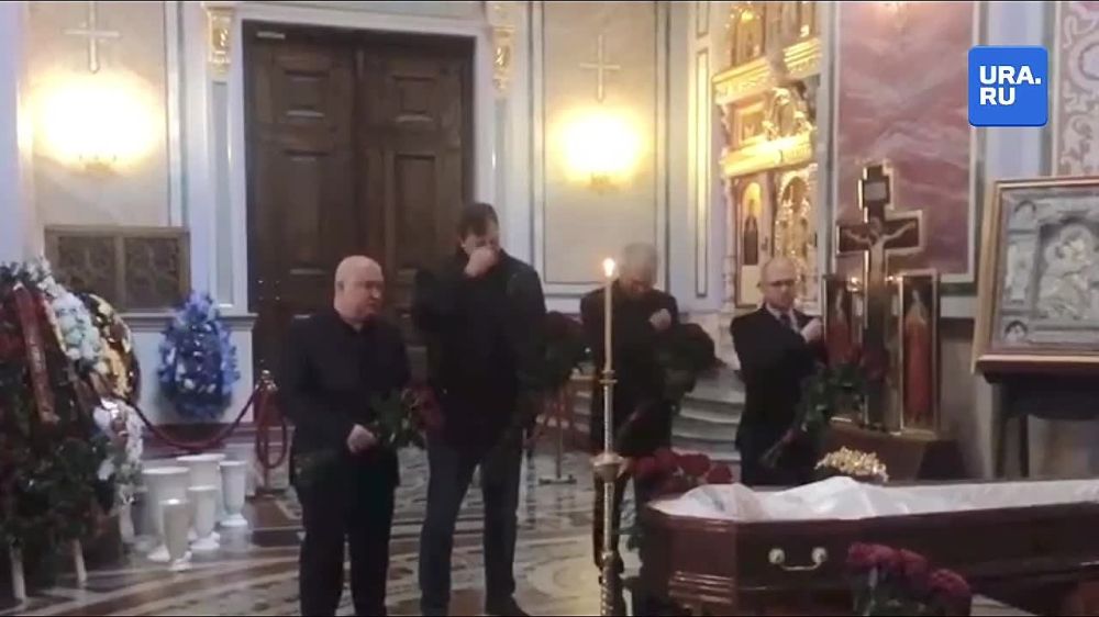 В Крыму на церемонию прощания с погибшим в ДТП замглавы Херсонской области Кириллом Стремоусовым пришли все врио глав новых территорий, включая крымского главу Сергея Аксенова