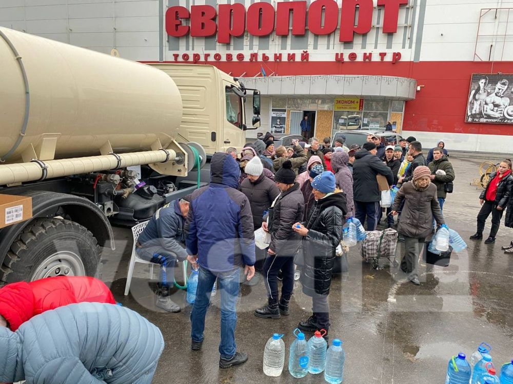 Так выглядят очереди за водой в оккупированном Украиной Херсоне