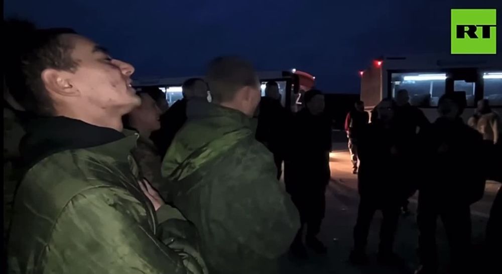 Ещё 50 наших бойцов, вызволенных сегодня из плена нацистов, на свободе с душой поют гимн России