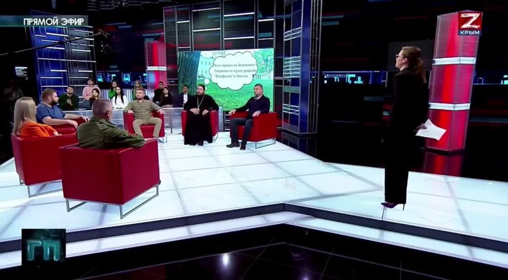 У бельчонка из музея-усадьбы «Остафьево» в Москве появился друг - енот из Херсона