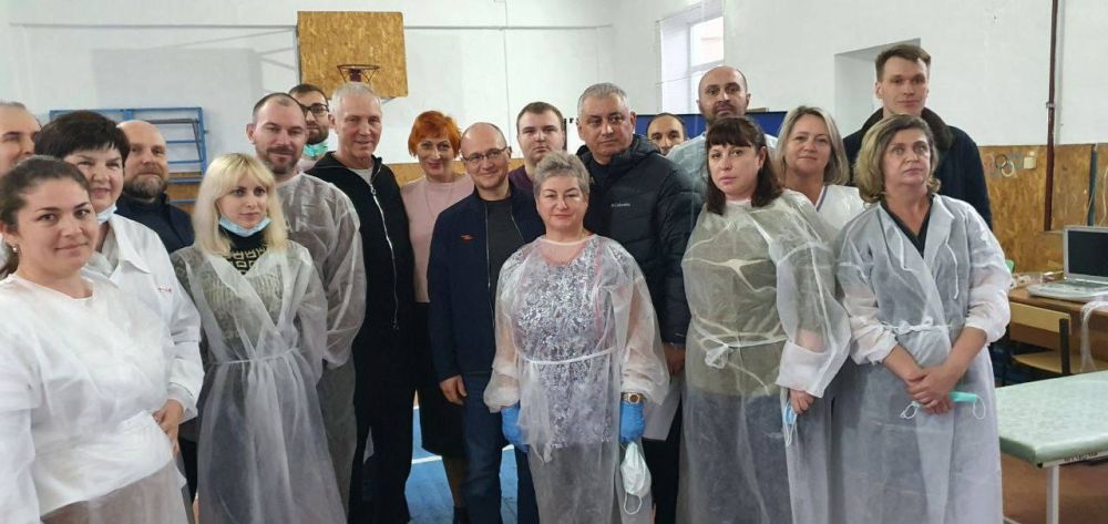 Сергей Кириенко посетили школу в Геническе, где проходит диспансеризация