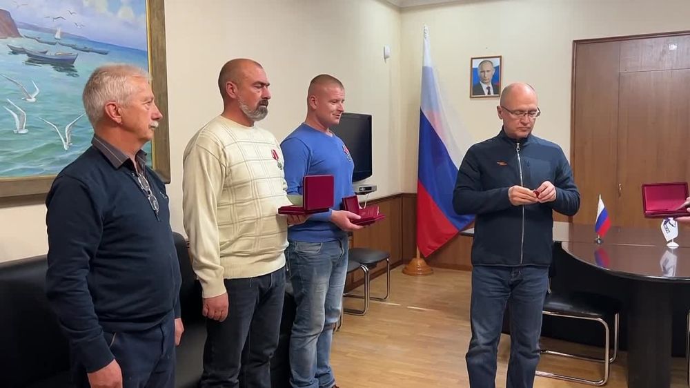 Первый замруководителя Администрации президента РФ Сергей Кириенко и ВРИО губернатора Херсонской области Владимир Сальдо...