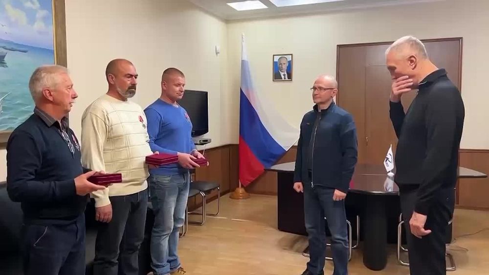 Сергей Кириенко и Владимир Сальдо вручили государственные награды членам экипажа катера «Арарат» — ранее указ о присвоении морякам орденов и медалей подписал Владимир Путин