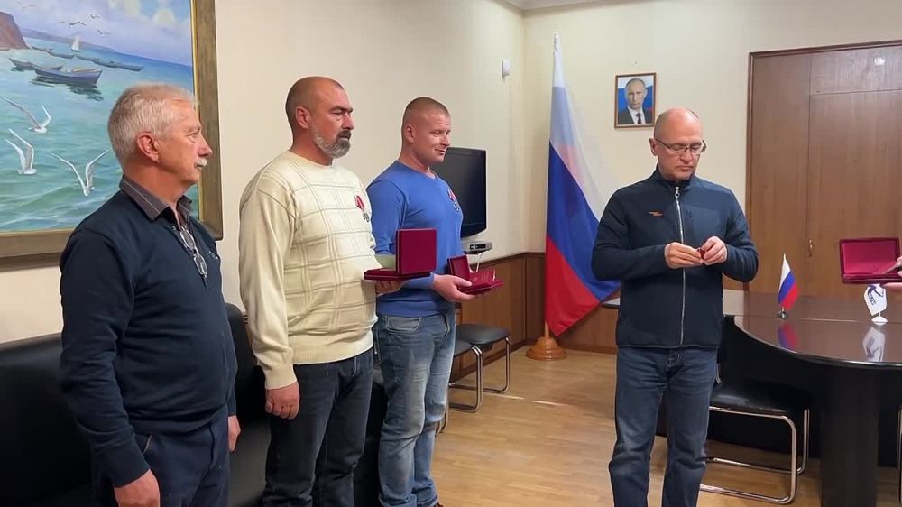 Первый замруководителя Администрации Президента РФ Сергей Кириенко и врио губернатора Херсонской области Владимир Сальдо...