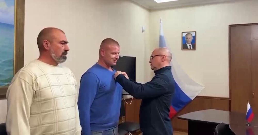 Членам экипажа катера «Арарат» в Херсоне вручили государственные награды