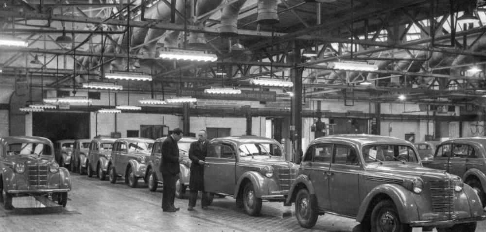 4 ������� 1946 ���� - � ������ ������ ������ �������� ���������� ��������-400�