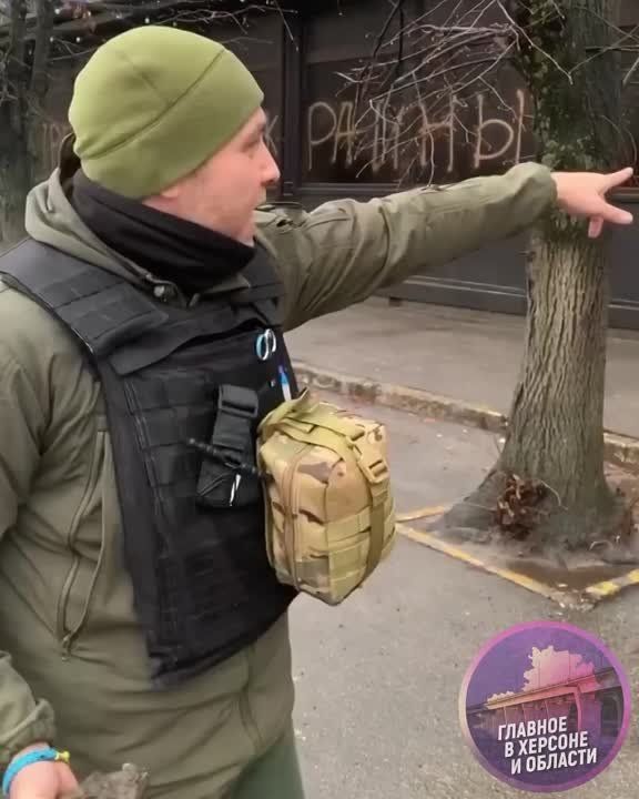 Укровоин победил окно опустевшего здания — однако на кафе "Аль Капоне" ждуны точили зуб еще до захода ВСУ в Херсон