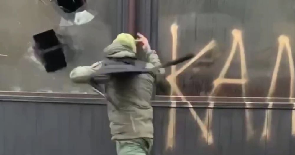 Укровоин в Херсоне победил окно опустевшего здания