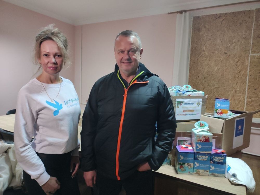 Волонтёр благотворительного фонда "Добро Мира - Волонтеры Крыма" Зоя Агаева, сегодня, 23 декабря встретилась с Главой Новокаховской городской ВГА Владимиром Леонтьевым