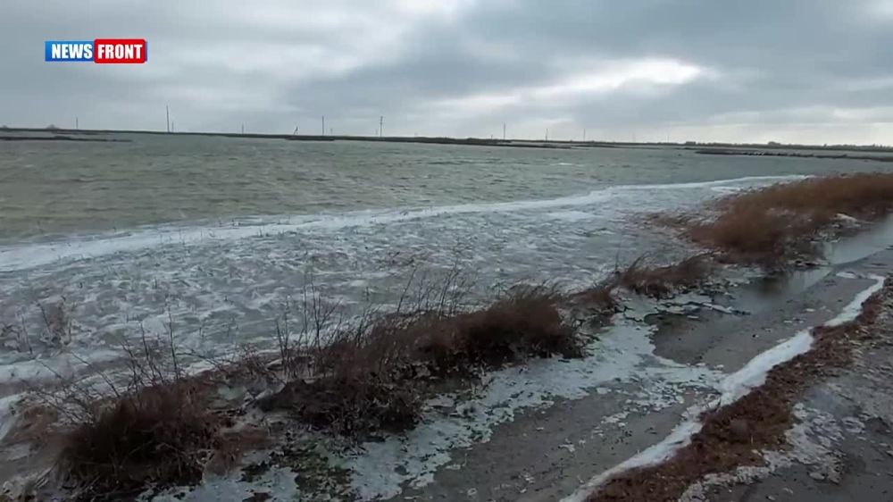 Азовское море вышло из берегов и затопило трассу в Херсонской области