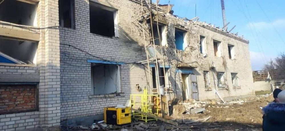 Во время обстрела с стороны, прилетело по зданию Кочубеевского сельсовета