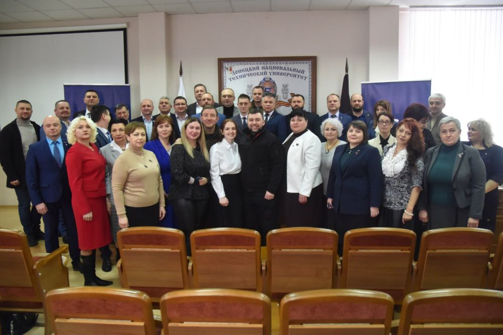 Депутаты Народного Совета ДНР получили партийные билеты «Единой России»